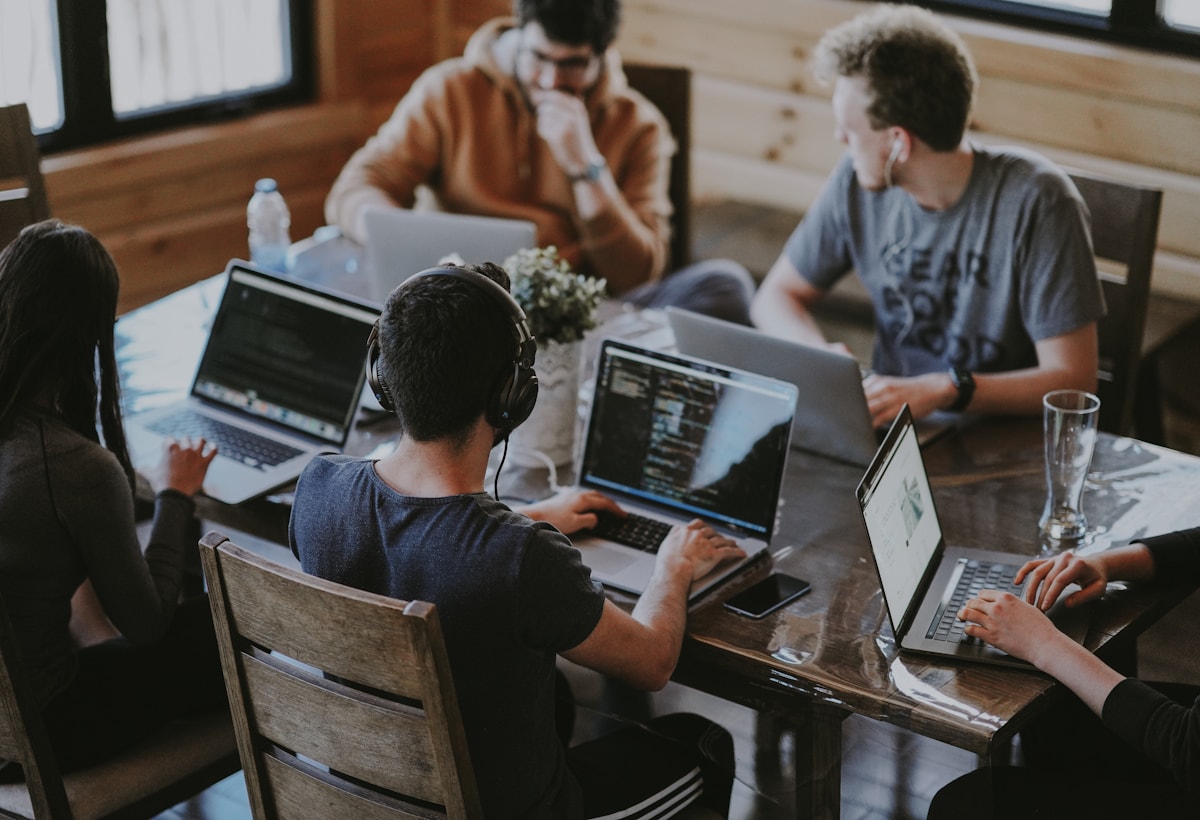 poste de travail avec ordinateur